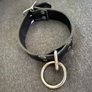 O ring leather choker
